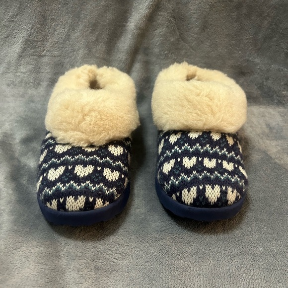 Women’s Ugg blue heart slip Ons size 5 - Picture 2 of 8